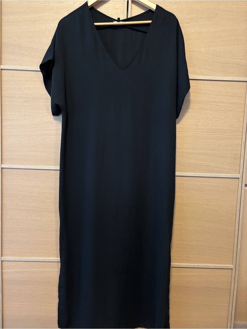 Babaton Jessie Black V-Neck Shift Dress
